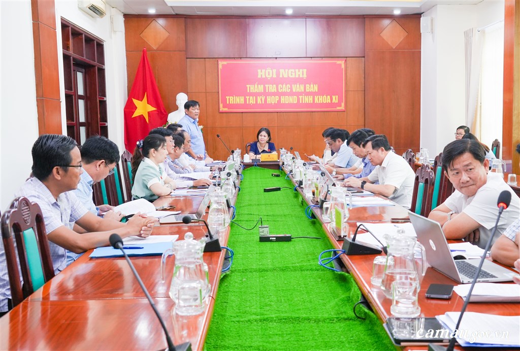 Thẩm tra dự thảo nghị quyết về phân cấp ngân sách và hỗ trợ hộ gia đình lắp đặt điện