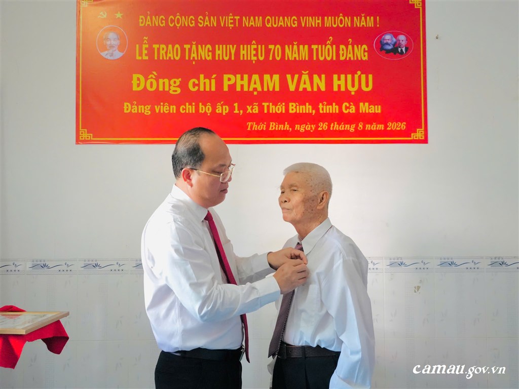 Bí thư Tỉnh ủy Nguyễn Hồ Hải trao Huy hiệu 70 năm tuổi Đảng