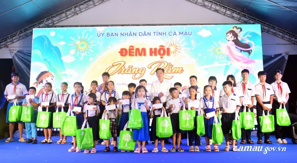 Tổ chức Đêm hội trăng rằm, trao học bổng và quà cho thiếu nhi