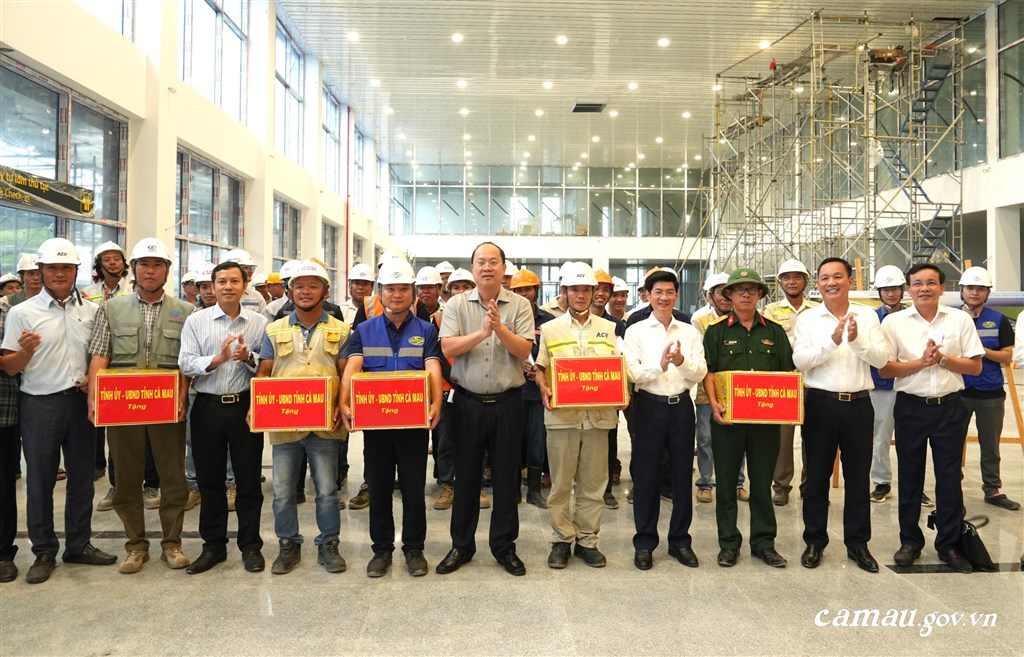 Lãnh đạo tỉnh động viên lực lượng thi công xuyên lễ tại các dự án trọng điểm