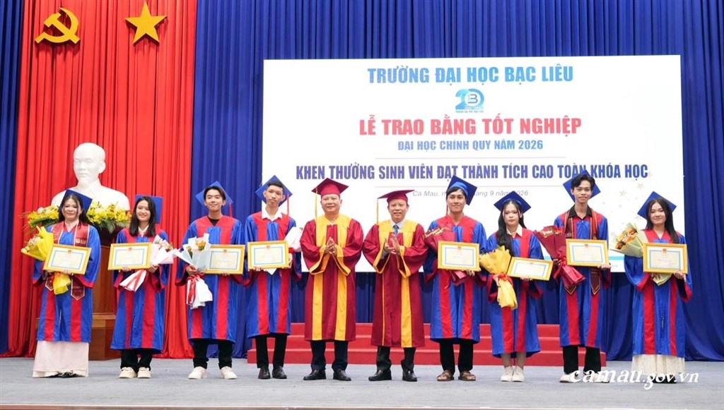 Trường Đại học Bạc Liêu trao bằng tốt nghiệp cho 102 sinh viên